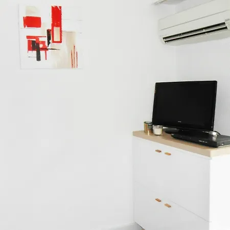 On The French Riviera With Balcony, 150m From The Beach! Apartment Hyeres