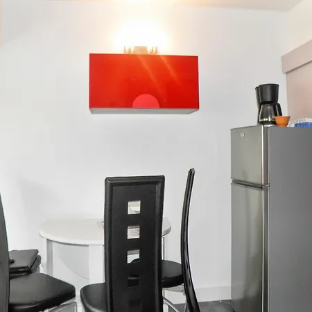 On The French Riviera With Balcony, 150m From The Beach! Apartment *
